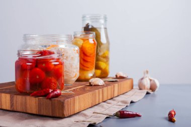 Masadaki kavanozlarda mayalanmış sebzeler.