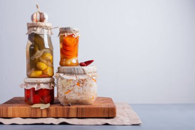 Masadaki kavanozlarda mayalanmış sebzeler.