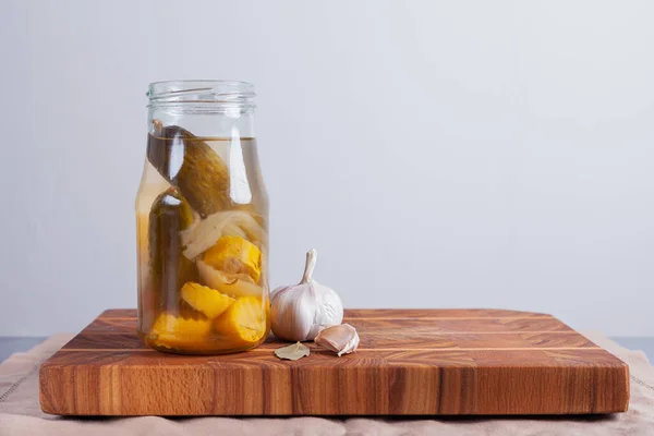 Jästa Gurkor Och Squash Ett Bord Glasburk — Stockfoto