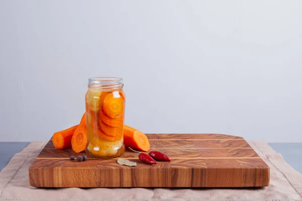 玻璃瓶里桌子上的发酵胡萝卜 — 图库照片