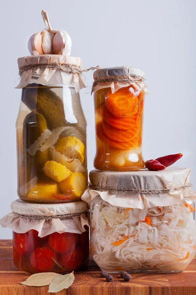 桌上罐头中的发酵蔬菜 — 图库照片