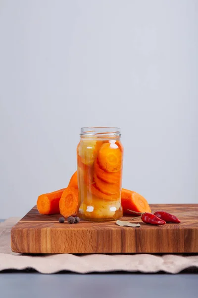 Fermenterade Morötter Ett Bord Glasburk — Stockfoto