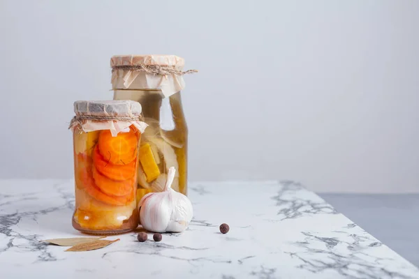放在桌上的玻璃瓶中的发酵胡萝卜和黄瓜 — 图库照片