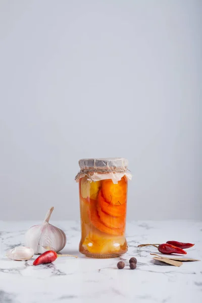 Fermenterade Morötter Ett Bord Glasburk — Stockfoto