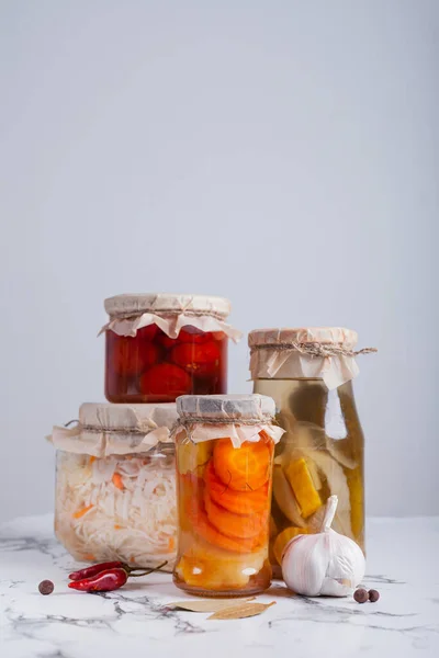 Masadaki kavanozlarda mayalanmış sebzeler.