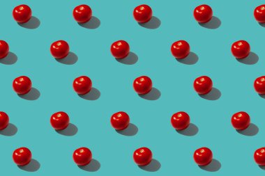 Turkuaz arka planda kırmızı domatesler