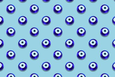 Mavi arkaplan desenli nazar büyüsü.
