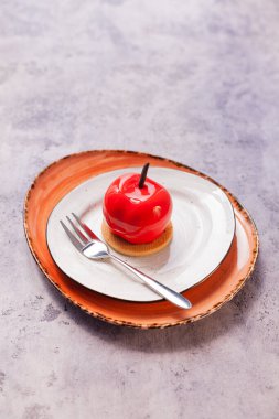 Gri masada lezzetli bir pasta