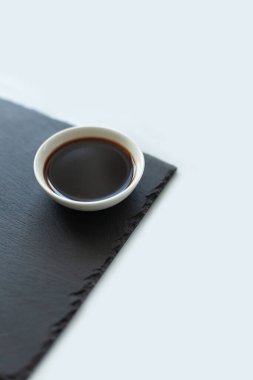 Kara tahtada soya sosu