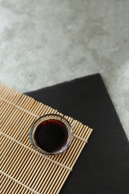 Bambu peçetesinde soya sosu