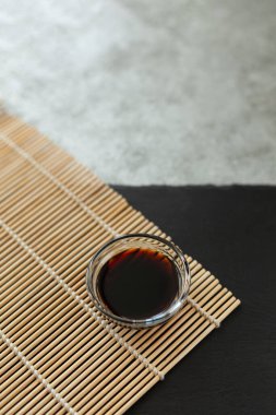 Bambu peçetesinde soya sosu