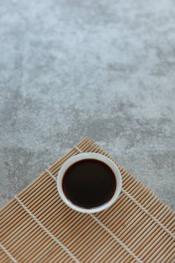 Bambu peçetesinde soya sosu