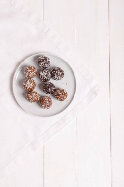 Beyaz arka planda bir tabakta enerji topları