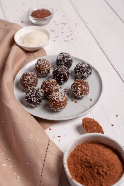 İçi malzeme dolu bir tabakta enerji topları