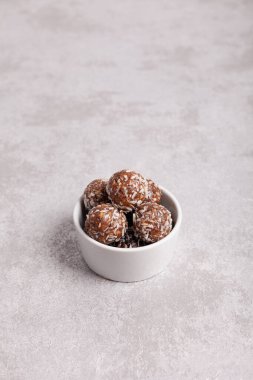 Kase içinde çiğ yemek topları.