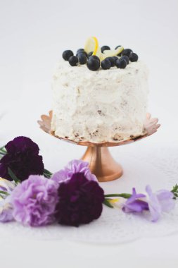 Şenlik masasında yaban mersinli taze kremalı pasta