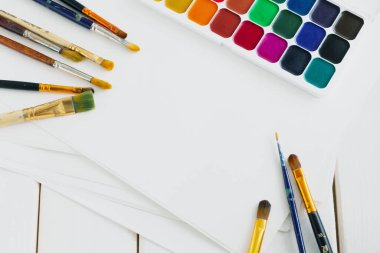 Boyalı ve fırçalı sanatçı masaüstü