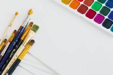 Boyalı ve fırçalı sanatçı masaüstü