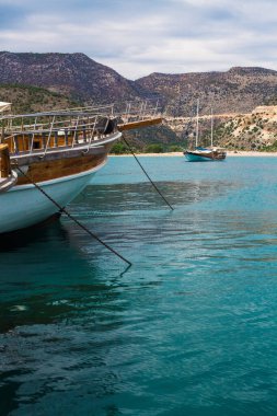 Gemi sahile demir atmış.