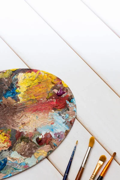 Boyalı ve fırçalı sanatçı masaüstü