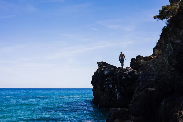Sahildeki kayalık arka planda
