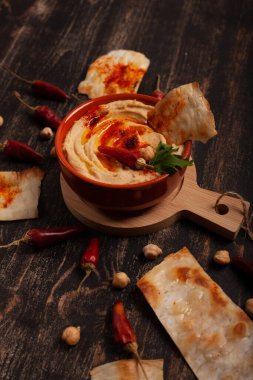 Siyah masada kırmızı biberli taze humus.