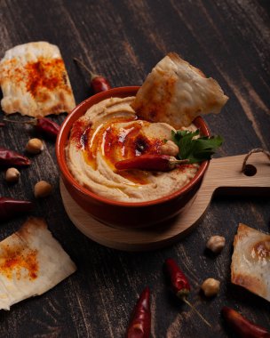 Siyah masada kırmızı biberli taze humus.