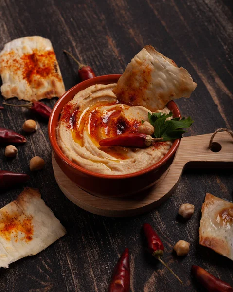 Verse Hummus Met Paprika Een Zwarte Tafel — Stockfoto