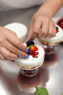 Şekerci tatlıyı böğürtlenlerle süslüyor