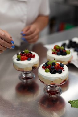 Şekerci tatlıyı böğürtlenlerle süslüyor