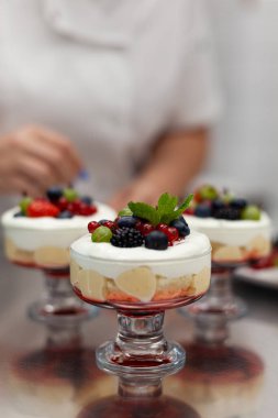 Şekerci tatlıyı böğürtlenlerle süslüyor