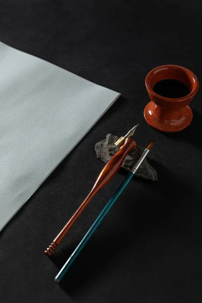 Mesa Trabajo Maestra Caligrafía Con Papel Pluma —  Fotos de Stock