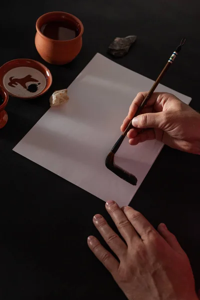 紙とペンで書道のマスターワークテーブル — ストック写真