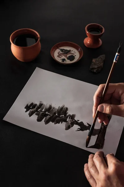 Kalligrafia Master Työpöytä Paperilla Kynällä — kuvapankkivalokuva