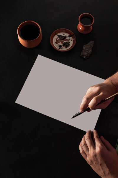 Рабочий стол каллиграфа с бумагой и ручкой