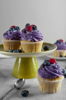 Kutlama masasında parlak kekler.