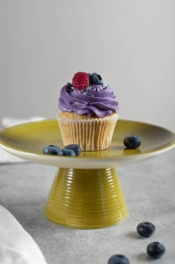 Tatil masasında bir kek.