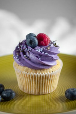 Tatil masasında bir kek.