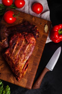 Siyah arkaplanda tütsülenmiş barbekü kaburgaları