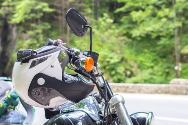 Beyaz kask. Motorcu kask. Motosikletçi koruma. Motorcu malzemeci. Motosiklet sınıfı kruvazör.