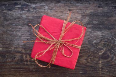 Noel veya Doğum günü hediyesi. Kırmızı kutu hediye. Festival kutusu. Şık paket. Romantik hediye. Yeni yıl hediyesi. Paketlenmiş hediye. Kırmızı şal. Festival resim. Sevgililer günü.