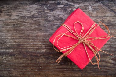 Noel veya Doğum günü hediyesi. Kırmızı kutu hediye. Festival kutusu. Şık paket. Romantik hediye. Yeni yıl hediyesi. Paketlenmiş hediye. Kırmızı şal. Festival resim. Sevgililer günü.