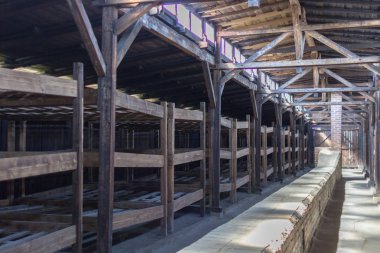 Kışla konsantrasyon kampı Auschwitz-Birkenau ahırda. Auschwitz-Birkenau toplama kampı. Auschwitz anıt. Polonya'daki toplama kampı. Savaşın dehşeti. Fabrika ölüm. İkinci Dünya Savaşı. Naziler zulüm. 