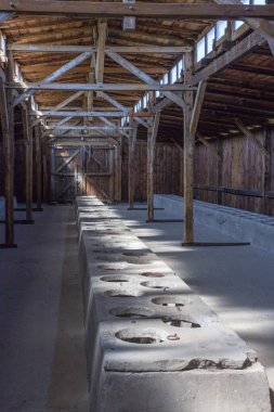 Auschwitz-Birkenau toplama kampı. Auschwitz anıt. Polonya'daki toplama kampı. Savaşın dehşeti. Fabrika ölüm. İkinci Dünya Savaşı. Naziler zulüm. Ahşap barakalarda mahkumların. Sıhhi bölge. Ahşap barakalarda tuvalet.