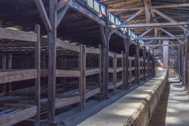 Kışla konsantrasyon kampı Auschwitz-Birkenau ahırda. Auschwitz-Birkenau toplama kampı. Auschwitz anıt. Polonya'daki toplama kampı. Savaşın dehşeti. Fabrika ölüm. İkinci Dünya Savaşı. Naziler zulüm.