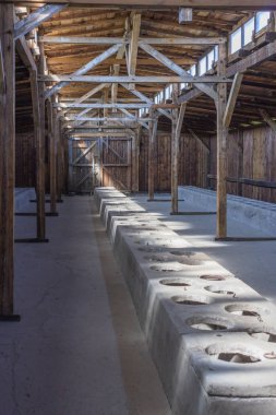 Auschwitz-Birkenau toplama kampı. Auschwitz anıt. Polonya'daki toplama kampı. Savaşın dehşeti. Fabrika ölüm. İkinci Dünya Savaşı. Naziler zulüm. Ahşap barakalarda mahkumların. Sıhhi bölge. Ahşap barakalarda tuvalet.