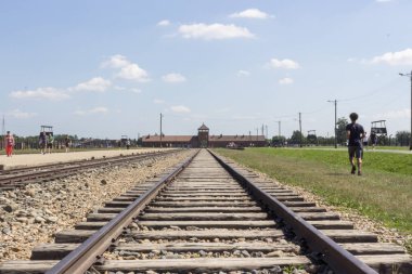 Kapı Birkenau ölüm. Dağıtım platformu. Raylar Auschwitz-Birkenau toplama kampında. Naziler savaş sırasında suç. Bir toplama kampında esir öldürülmesi.