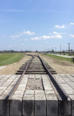 Kapı Birkenau ölüm. Dağıtım platformu. Raylar Auschwitz-Birkenau toplama kampında. Naziler savaş sırasında suç. Bir toplama kampında esir öldürülmesi.