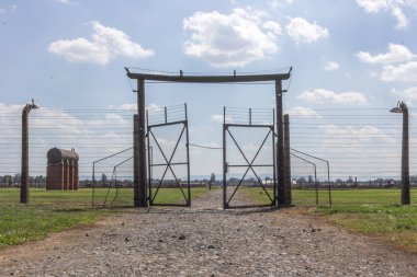 Iron gate Birkenau'daki. Auschwitz-Birkenau toplama kampı. Auschwitz anıt. Polonya'daki toplama kampı. Savaşın dehşeti. Fabrika ölüm. İkinci Dünya Savaşı. Naziler zulüm.