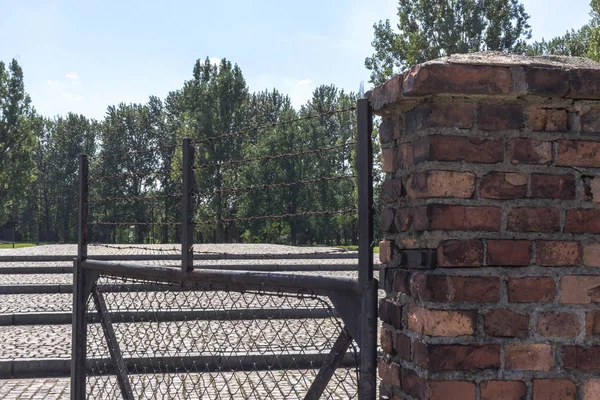 Birkenau에 게이트입니다 Birkenau 캠프입니다 아우슈비츠로 기념관입니다 폴란드에 전쟁의 죽음의 공장입니다 — 스톡 사진